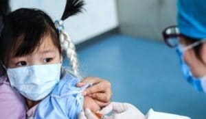 カンボジア、新型コロナワクチンを5歳未満の幼児に投与する最初の国に