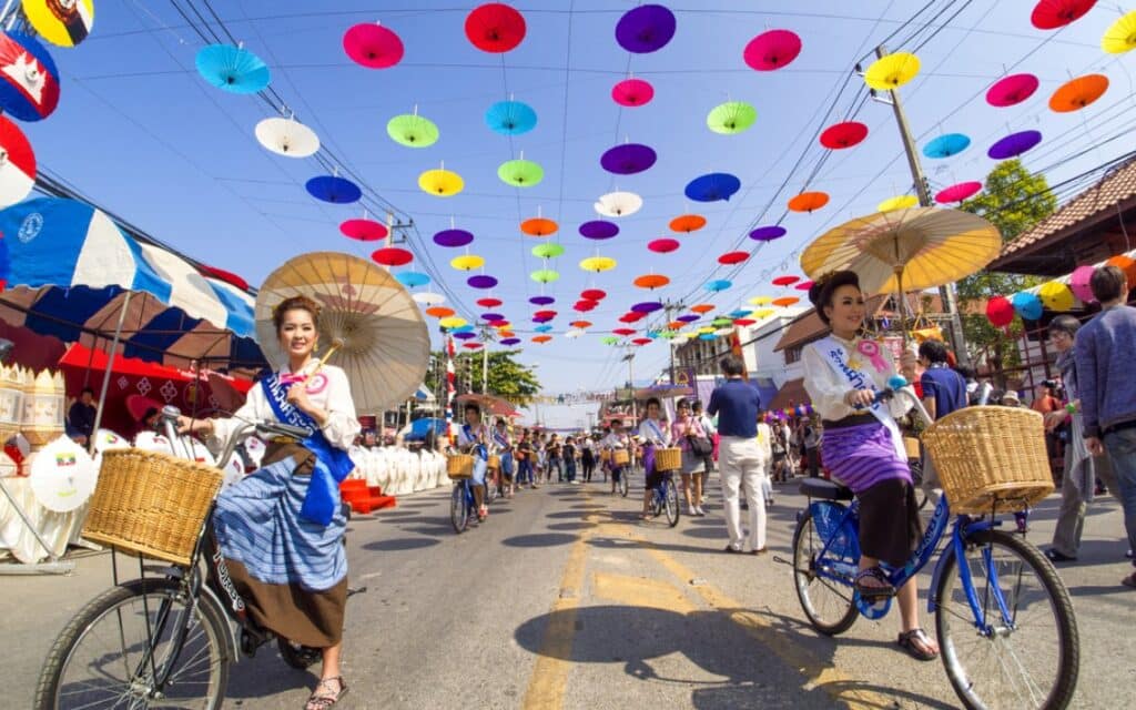 傘祭り　チェンマイ　タイ祝日
